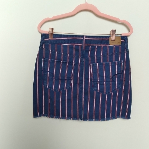 American Eagle Dark Wash Denim Hi Rise Mini Skirt with Raw Hem Size 6 - Picture 3 of 13